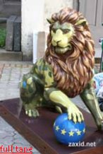 Во Львове скульптуру льва разрисовывали цветами Яценюка. Фото