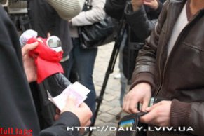 Во Львове мэр Киева дороже Тимошенко на 50 копеек, - с аукциона кукол украинских политиков. ФОТО