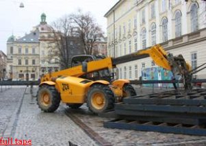 На площади Рынок начали монтировать каток