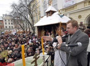 Более тысячи львовян приняла участие в Иорданское Водосвячение на площади Рынок. ФОТО